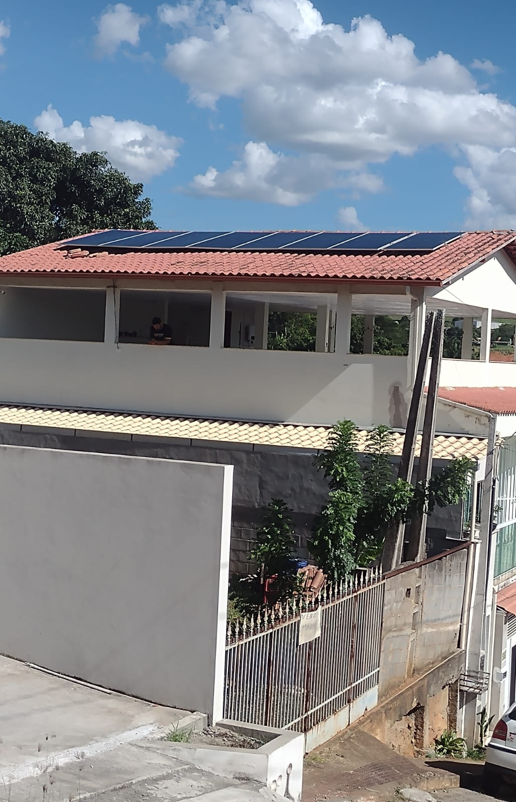 Residência com telha cerâmica e área de lazer